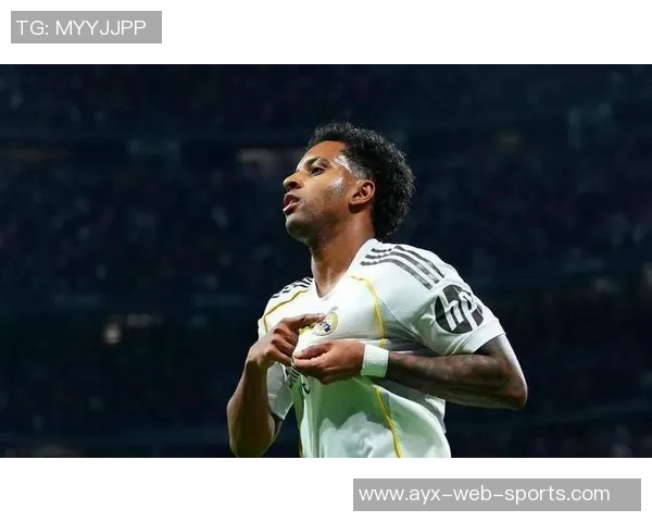 罗德里戈禁区内巧妙漏球晃倒后卫右脚弧线球精彩破门